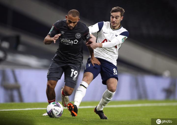 瓦伦西亚深陷危机，保级路漫漫的简单介绍