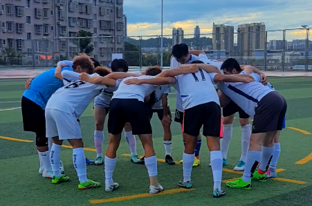 精彩足球赛事中赛场的激烈对抗 精彩足球赛事中赛场的激烈对抗