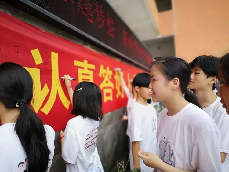 包含球场上的英雄们：全力以赴，笑迎胜利的词条