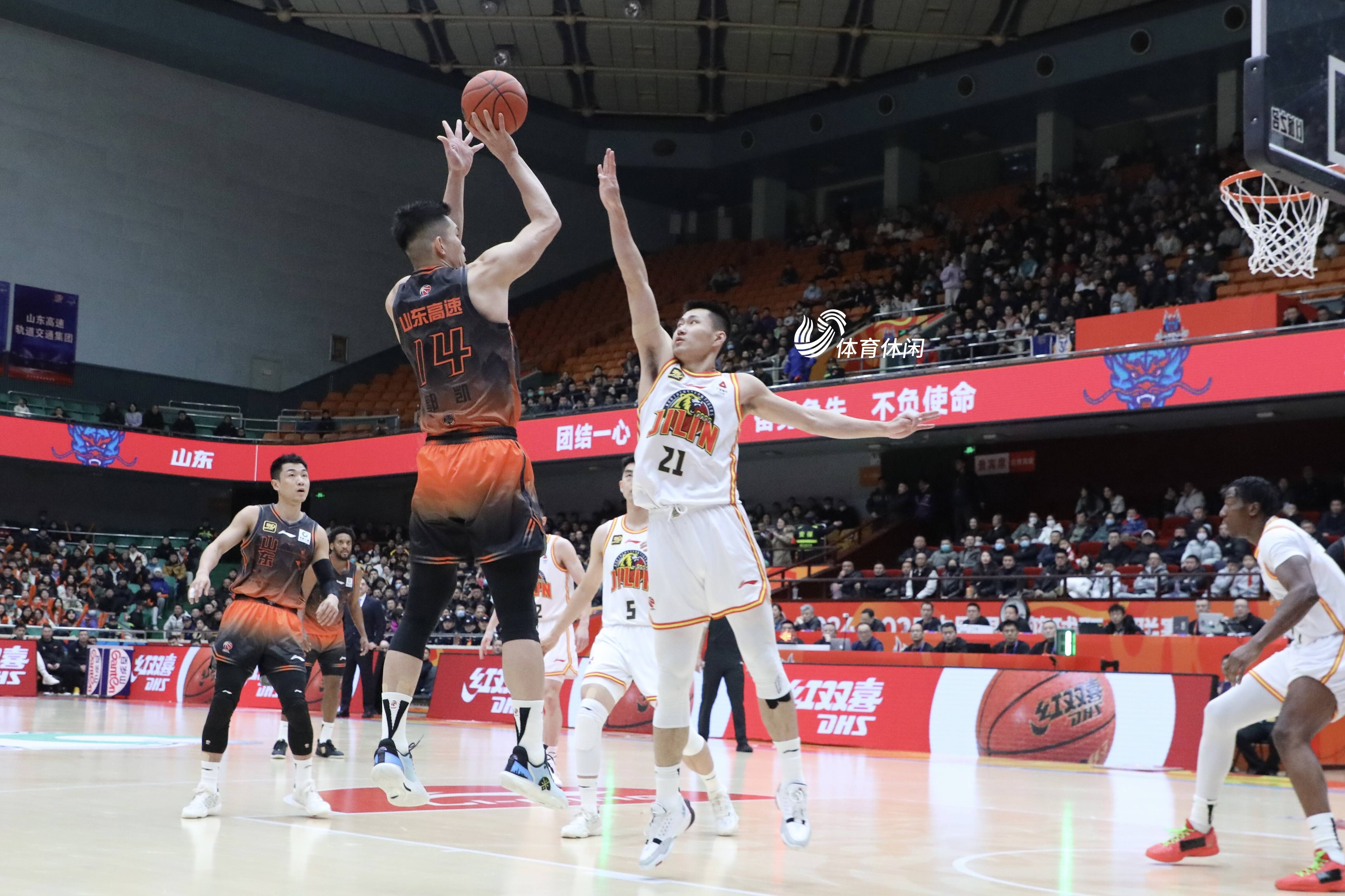 开云下载-山东男篮战胜广东，取得关键胜利
