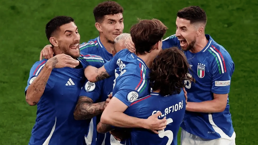 欧洲国家联赛热火朝天,球迷热情支持各队伍 欧洲国家联赛热火朝天,球迷热情支持各队伍