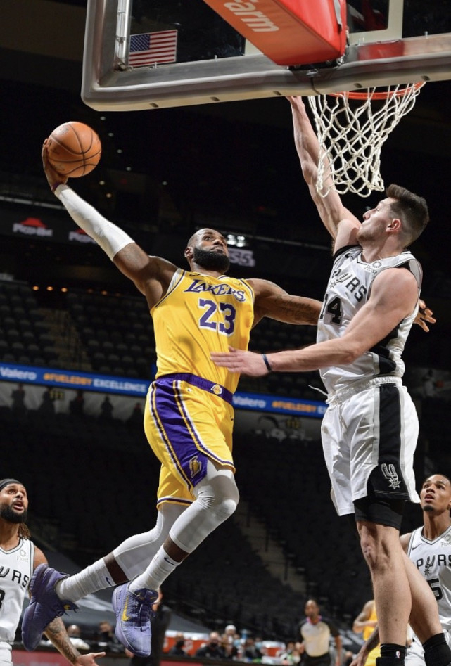 开云体育登录-青岛队绝杀马刺,詹姆斯带队取胜