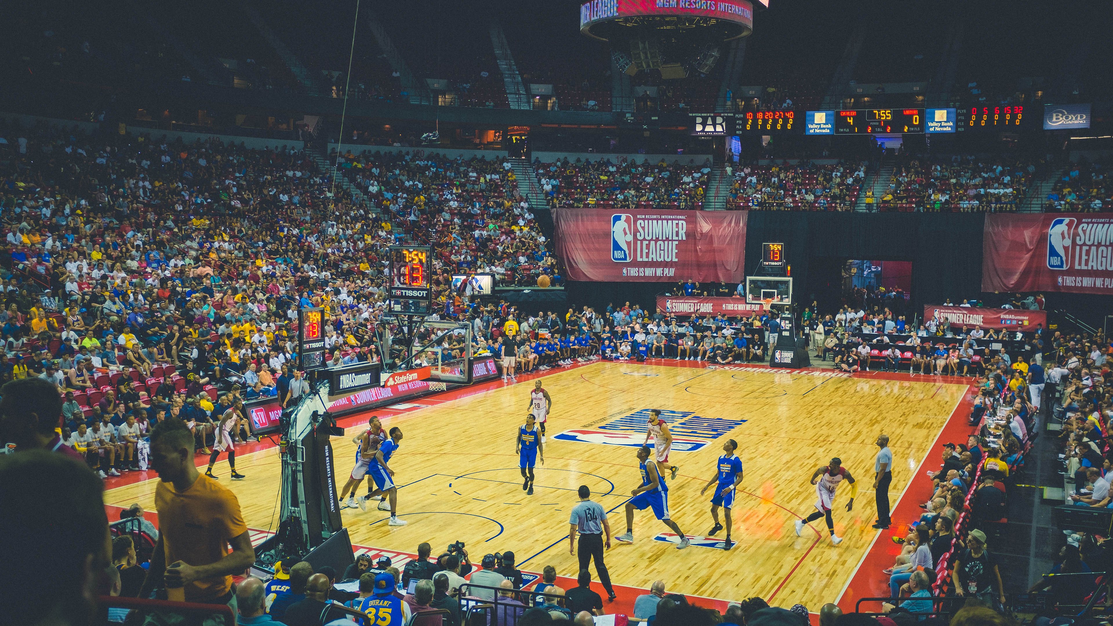 开云体育入口-擎天柱扭转乾坤!恩比德单手劈开深渊,圣光照进西决生死夜