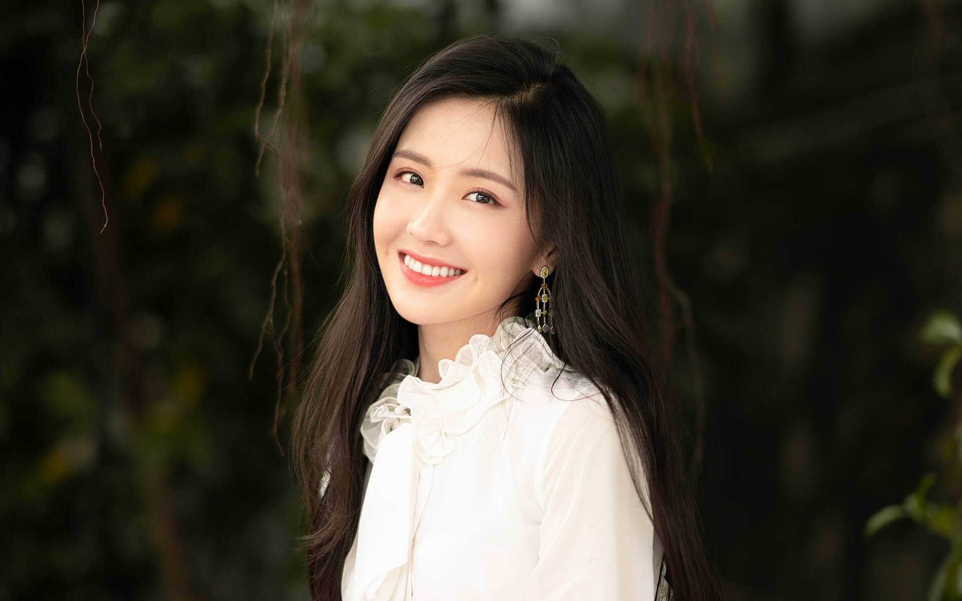 钢铁与意志的对决，德里赫特的硬仗艺术与波兰足球的破碎美学